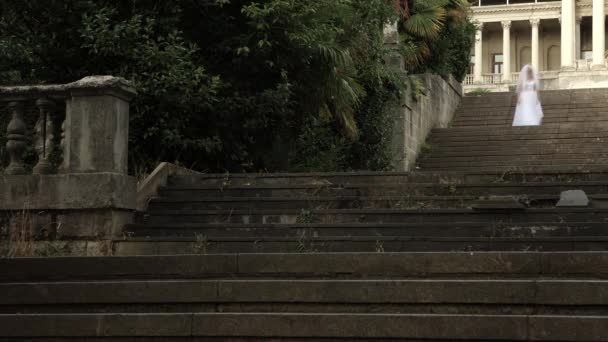 Le fantôme de la mariée erre dans les ruines du vieux château. Mariée du zombie. 4 k. Prise de vue au ralenti — Video