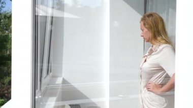 Kadın açar perdeleri yavaş çekimde öfkeyle güneş doğarken arıyor ve odasına gider. 4 k. kötü sabah