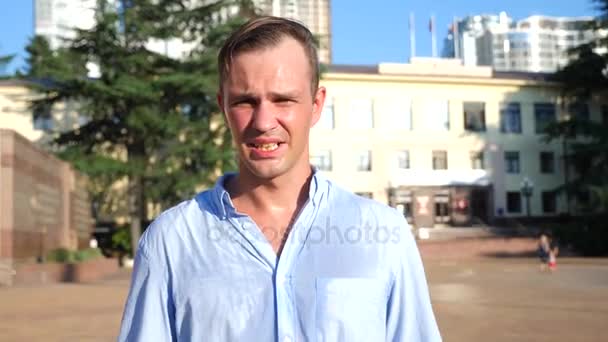 El empresario sucumbe sudando en la calle en un día caluroso de verano. calor anormal. Cataclismos ecológicos. 4k. Movimiento lento . — Vídeos de Stock