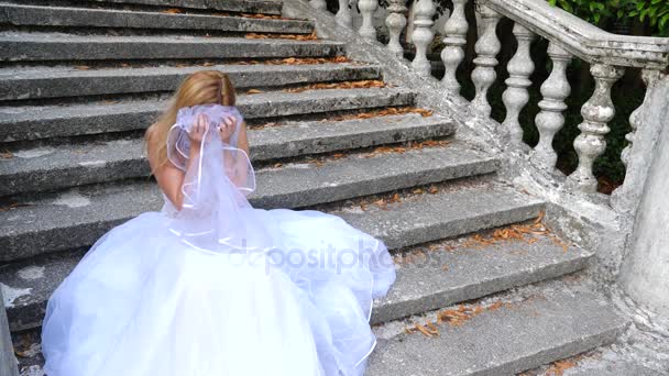 花嫁の幽霊は、古い城の遺跡をましょう。ゾンビの花嫁。4 k. スローモーション撮影 — ストック動画