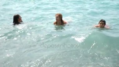 Aile, iki çocuk, bir kardeşi ve kız sahilde okyanus dalgaları sıçramasına ile. Onlar dalga yakalamak ve mutluyuz. 4 k. ağır çekim