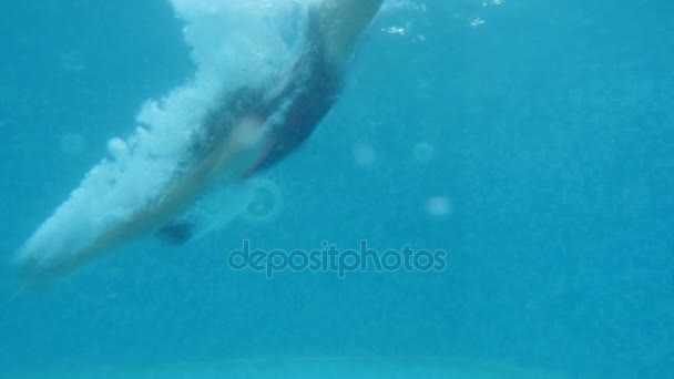 Brünett, Teenager-Mädchen schwimmt unter dem Wasser. Unterwasserschießen. 4k. Zeitlupe. — Stockvideo