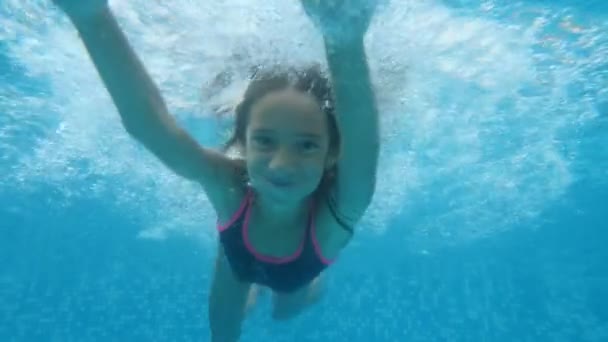 Brünett, Teenager-Mädchen schwimmt unter dem Wasser. Unterwasserschießen. 4k. Zeitlupe. — Stockvideo