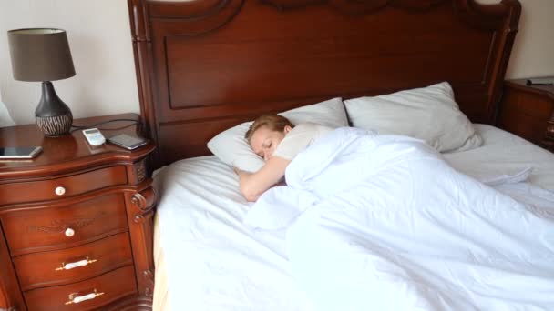 Женщина просыпается после проспания, выпрыгивает из кровати, 4k, замедленной съемки — стоковое видео
