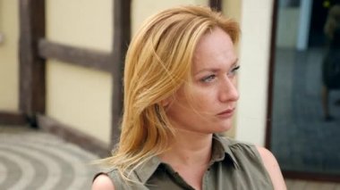 yakın çekim Rüzgar tarafından duran bir kadın portresi. saç Rüzgar, 4 k, yavaş gelişir