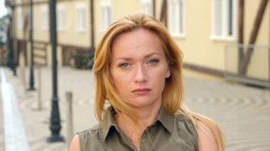 yakın çekim Rüzgar tarafından duran bir kadın portresi. saç Rüzgar, 4 k, yavaş gelişir