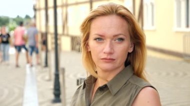 yakın çekim Rüzgar tarafından duran bir kadın portresi. saç Rüzgar, 4 k, yavaş gelişir