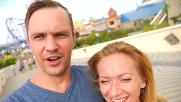 晴れた日に街で selfie を撮影する観光客の幸せなカップル。4 k、スローモーション. — ストック動画