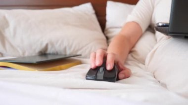 Yaşam tarzı freelancing. Kadın evde yatağında bir dizüstü bilgisayar çalışıyor. 4k, ağır çekim