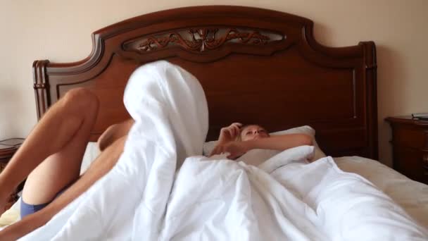 Paar man en vrouw naar bed in bed gaan en knuffel in slaap vallen, 4k, slow-motion — Stockvideo