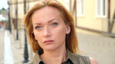 yakın çekim Rüzgar tarafından duran bir kadın portresi. saç Rüzgar, 4 k, yavaş gelişir