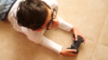 bir joystick ile bilgisayar oyunu oynamak gözlüklü çocuk. Yakın çekim. 4k, ağır çekim