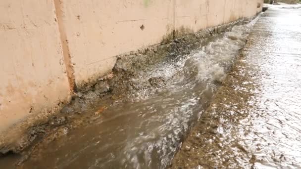 Ливневая канализация во время дождя. Проблемы окружающей среды. 4k, slow-motion — стоковое видео