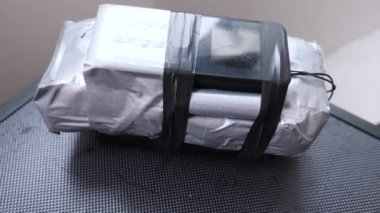 Bir adam onun çantada bir ev yapımı patlayıcı koyar. Terör eylemi hazırlanması. 4 k. ağır çekim