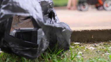 Bir ev yapımı patlayıcı sokakta siyah bir çanta içinde. Bir terör eylemi hazırlanması. 4 k. ağır çekim