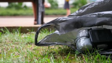 Bir ev yapımı patlayıcı sokakta siyah bir çanta içinde. Bir terör eylemi hazırlanması. 4 k. ağır çekim