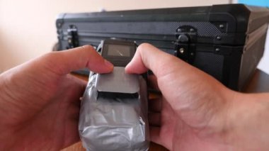 Bir adam onun çantada bir ev yapımı patlayıcı koyar. Terör eylemi hazırlanması. 4 k. ağır çekim