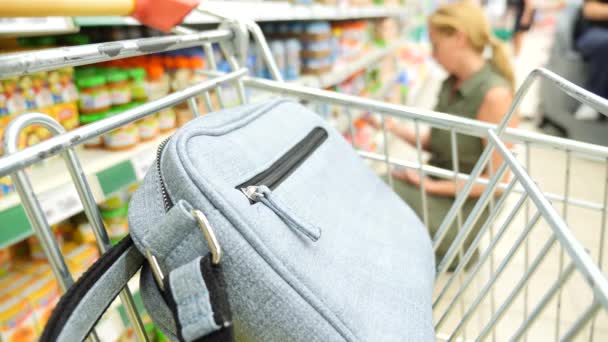 Shopper donna in cerca di cibo per bambini al supermercato, giovane madre in negozio. 4k, rallentatore — Video Stock