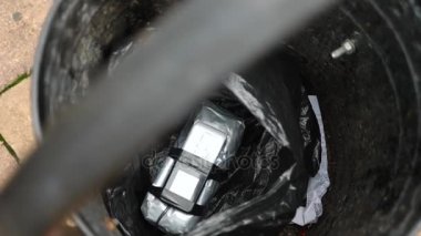 Bir ev yapımı patlayıcı bir semaver sokak üzerinde siyah bir çanta içinde. Bir terör eylemi hazırlanması. 4 k. ağır çekim