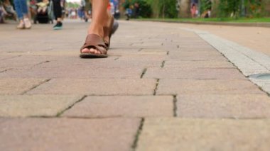 biri şehrin kaldırım düşüyor onun cüzdan kaybeder. 4k, ağır çekim