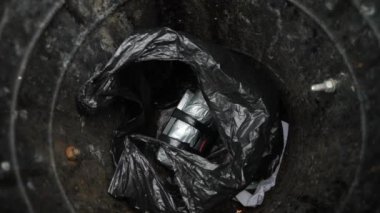 Bir ev yapımı patlayıcı bir semaver sokak üzerinde siyah bir çanta içinde. Bir terör eylemi hazırlanması. 4 k. ağır çekim