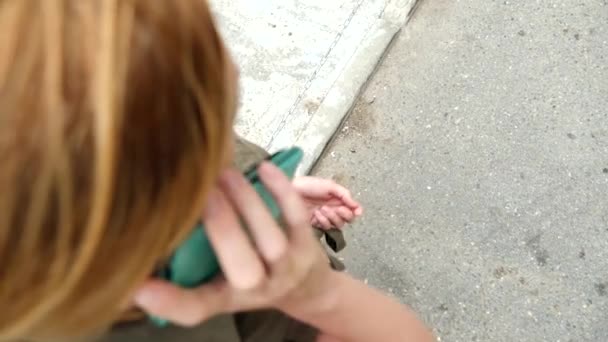 Langsame Bewegung: Das Smartphone fällt auf den Asphalt auf der Straße und zersplittert in Teile. 4k — Stockvideo