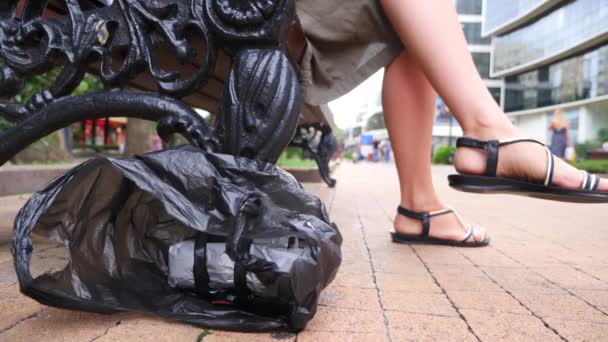 Un artefacto explosivo casero en una bolsa negra, en la calle. Preparación de un acto terrorista. 4k. Movimiento lento — Vídeos de Stock