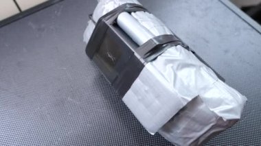 Bir adam onun çantada bir ev yapımı patlayıcı koyar. Terör eylemi hazırlanması. 4 k. ağır çekim