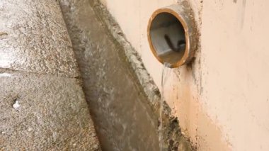 Fırtına kanalizasyon yağmur sırasında. Çevre sorunları. 4k, ağır çekim