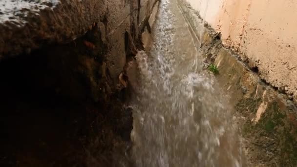 Alcantarillado de tormenta durante la lluvia. Problemas ambientales. 4k, cámara lenta — Vídeos de Stock