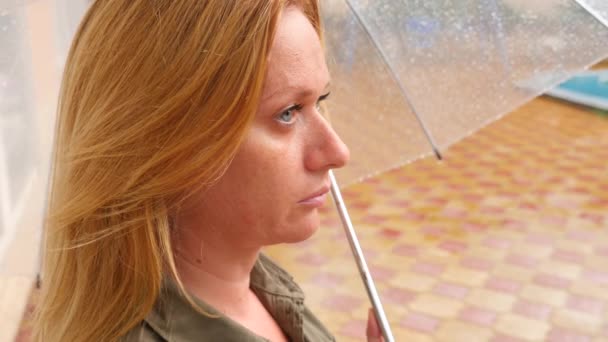 Une femme se tient sous un parapluie. Pluie torrentielle estivale. 4k, au ralenti — Video