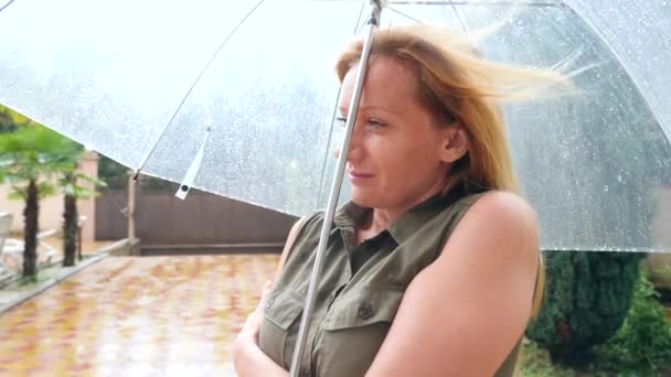 Een vrouw staat onder een paraplu. Zomer hevige stortbui. 4k, slow-motion — Stockvideo