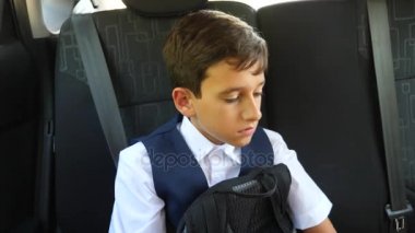 üzgün çocuk okulda tek tip Araba kullanıyormuş. 4k, ağır çekim