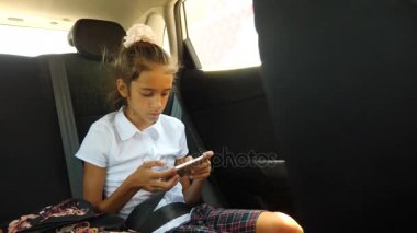 Küçük kız, sıkılmış sokak yansıma - pencere pencereden bakarak - Araba, 4k, ağır çekim