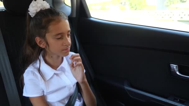 Niña, aburrida en el coche - mirando por la ventana a través de la ventana - reflejo de la calle, 4k, cámara lenta — Vídeos de Stock