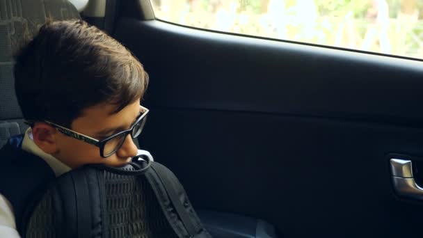 Le triste garçon monte dans la voiture en uniforme scolaire. 4k, au ralenti — Video