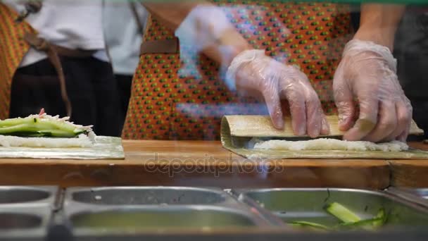 El chef prepara un rollo de sushi en un café de comida rápida. 4k, disparo en cámara lenta — Vídeos de Stock