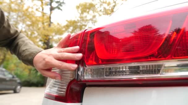 Een beschadigd voertuig te kijken. Vrouw blond inspecteert auto schade na een ongeval. 4k, slow-motion — Stockvideo