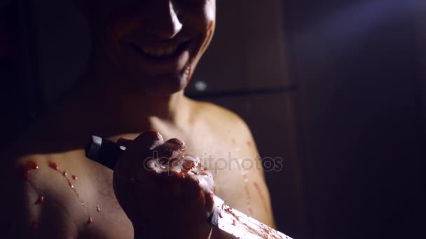 Un fou, un couteau saisissant, couvert de sang, les mains d'un maniaque impitoyable. 4k, au ralenti — Video
