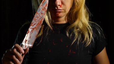 Deli bir kadın, sürükleyici bir bıçak, acımasız bir manyak elleri kan içinde. 4k, ağır çekim