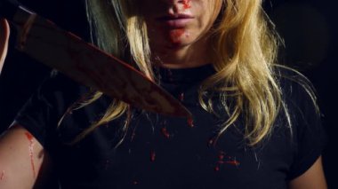 Deli bir kadın, sürükleyici bir bıçak, acımasız bir manyak elleri kan içinde. 4k, ağır çekim