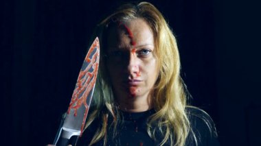 Deli bir kadın, sürükleyici bir bıçak, acımasız bir manyak elleri kan içinde. 4k, ağır çekim