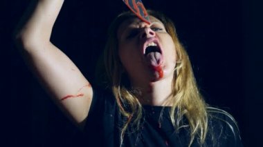 Deli bir kadın, sürükleyici bir bıçak, acımasız bir manyak elleri kan içinde. 4k, ağır çekim