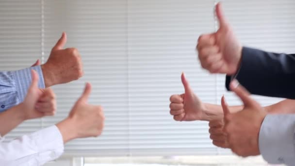 Indicele cu degetul în sus. Limbajul corpului. Gesturi. Semnale nonverbale. grup de oameni de afaceri care arată degetele mari. spațiu de copiere, 4k, slow-motion — Videoclip de stoc