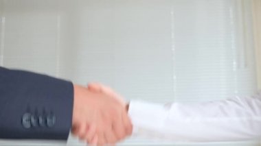 Karşılıklı iş, adam ve kadın el salla. 4k, ağır çekim