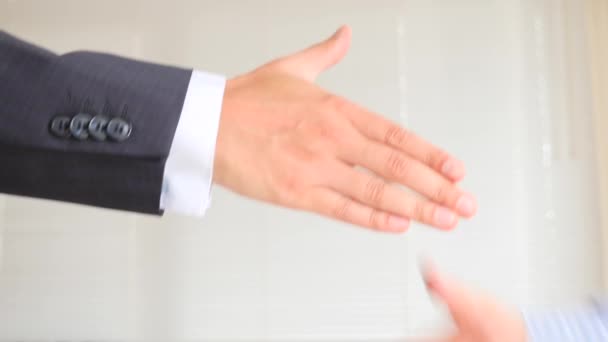 En Business-handskakning. Två män skakar hand. 4k, slow motion — Stockvideo