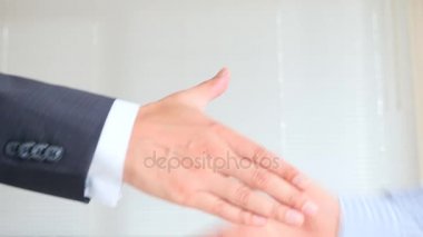 Bir iş anlaşması. İki adam el sıkışın. 4k, ağır çekim