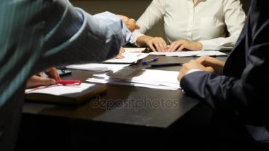 beden dili. Eller emniyet anlaşmaları sırasında. iş kavramı. 4k, ağır çekim.