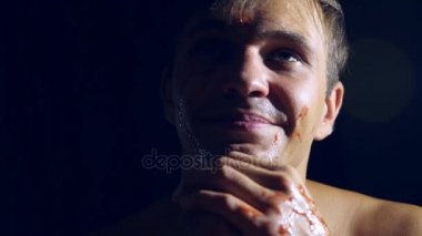 Deli bir adam, sürükleyici bir bıçak, acımasız bir manyak elleri kan içinde. 4k, ağır çekim