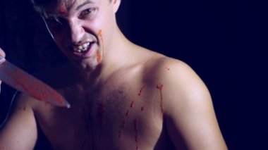 Deli bir adam, sürükleyici bir bıçak, acımasız bir manyak elleri kan içinde. 4k, ağır çekim